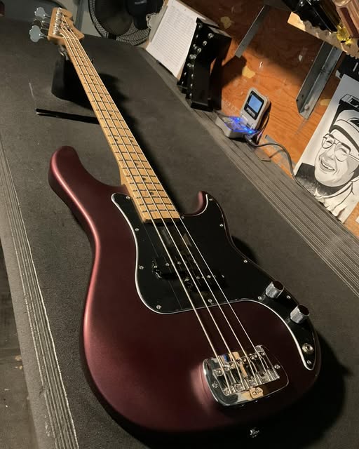 G&L LB-100 Ruby Red Metallic Frost / Maple